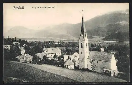 AK Berg im Drautal, Ortsansicht vor Bergpanorama