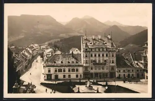 AK Mariazell, Ortsansicht mit Gipfelpanorama und Denkmal aus der Vogelschau