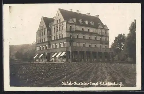 AK Bad Schallerbach, Hotel Austria, von einem Acker gesehen