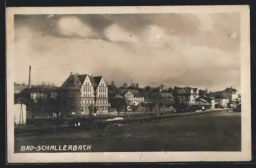 AK Bad Schallerbach /O.-Ö., Strassen-Panorama mit Fabrikschlot
