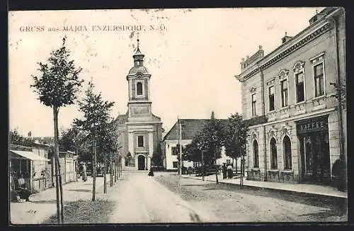 AK Maria-Enzersdorf, Strassenpartie mit Kaffeehaus und Blick auf die Kirche