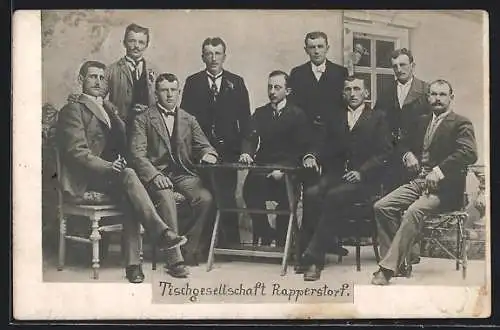 Foto-AK Hofkirchen im Traunkreis, Tischgesellschaft Rapperstorf um 1900