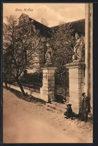 AK Retz, Heiligenfiguren flankieren eine Eingangspforte