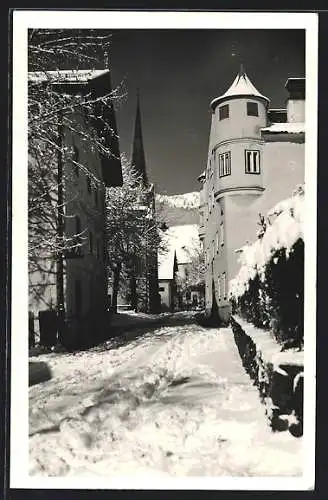 AK Bad Hofgastein, Strassenpartie im Winter, mit Turmgebäude und Kirche