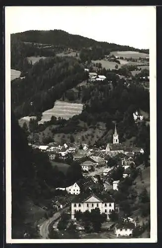 AK Hüttenberg /Kärnten, Gesamtansicht mit Strasse und Umgebung aus der Vogelschau