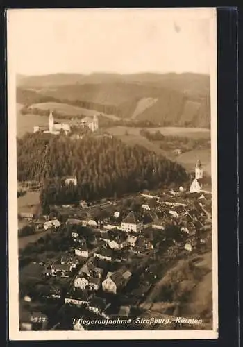 AK Strassburg /Kärnten, Ortsansicht mit Umgebung vom Flugzeug aus
