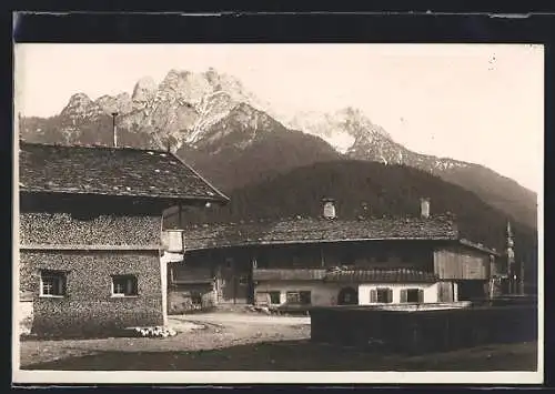 AK Waidring /Tirol, Ortspartie gegen das Bergmassiv