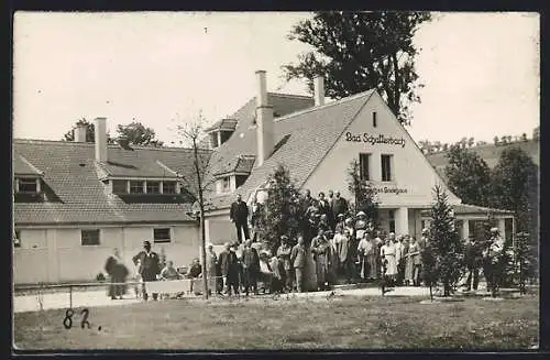 AK Bad Schallerbach, Besucher vor dem Provisorischen Badehaus