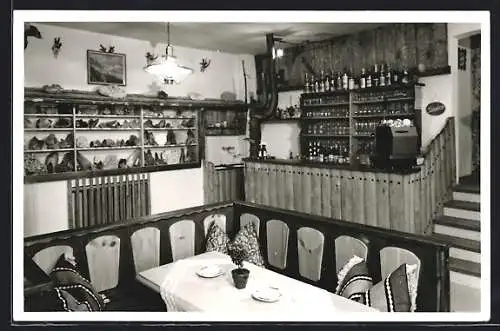 AK Bad Hofgastein, Das Gasthaus Bergkristallstüberl v. H. und M. Bacher, Anger 77, Innenansicht