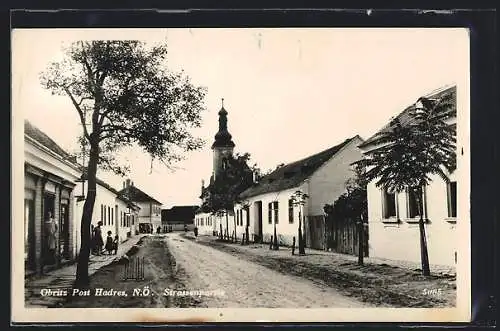 AK Obritz /Hadres, Strassenpartie mit Blick zur Kirche