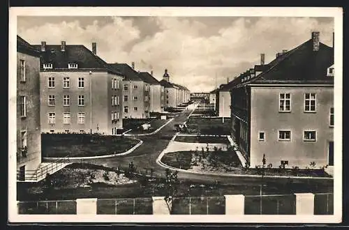 AK Schweinfurt, Kasernengelände mit Strasse aus der Vogelschau