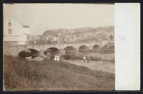 AK Gerolstein, Ausflügler an der Kyllbrücke