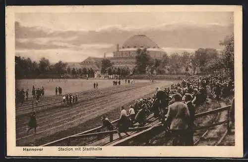 AK Hannover, Menschen auf der Tribüne im Stadion, Blick zur Stadthalle