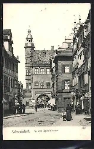 AK Schweinfurt, Passanten in der Spitalstrasse mit Tor