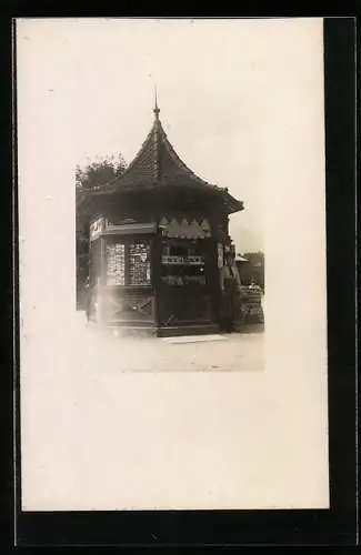 Foto-AK Kiosk mit Ansichtskartenverkauf