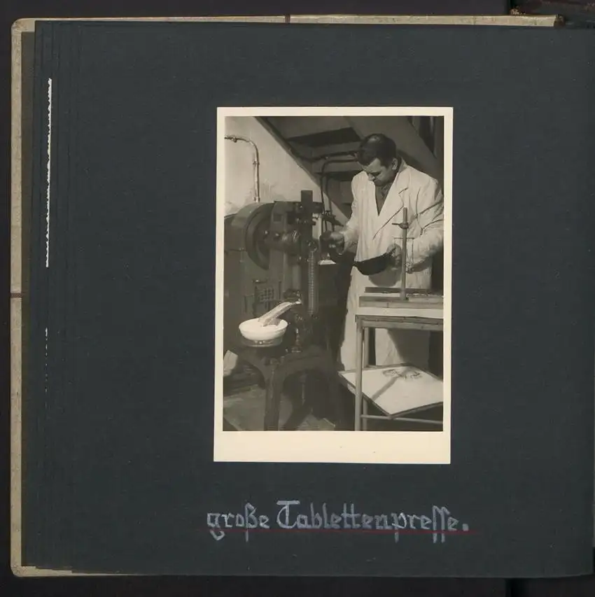 Fotoalbum mit 74 Fotografien, Ansicht Dessau-Rosslau, Apotheke und Heilpflanzenanbau Dr. Luxat, Innenansicht, Medikamente 12