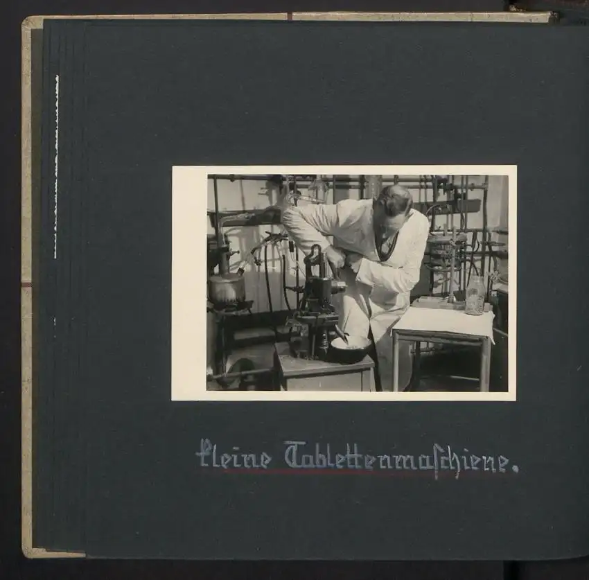 Fotoalbum mit 74 Fotografien, Ansicht Dessau-Rosslau, Apotheke und Heilpflanzenanbau Dr. Luxat, Innenansicht, Medikamente 14