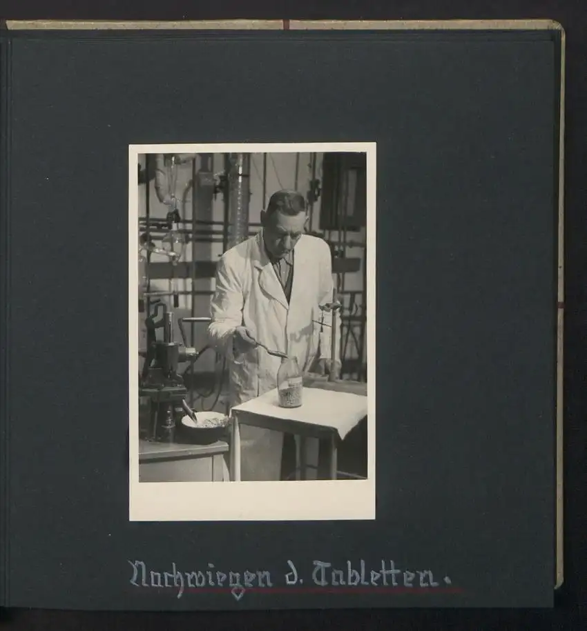 Fotoalbum mit 74 Fotografien, Ansicht Dessau-Rosslau, Apotheke und Heilpflanzenanbau Dr. Luxat, Innenansicht, Medikamente 15