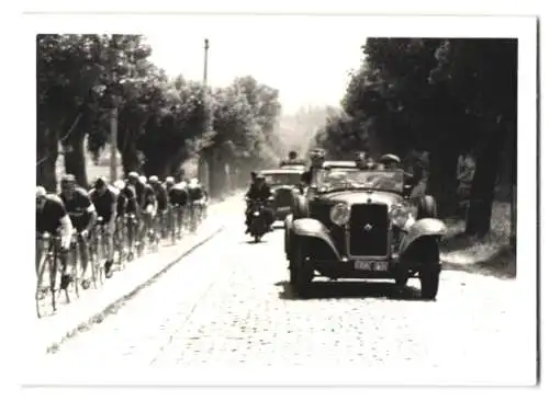 Fotografie Fahrrad-Rennen in Belgien, Auto Cabrio Begleitfahrzeug