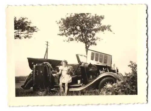 Fotografie Auto Citroen Cabrio, Mädchen sitzt im Cabriolet