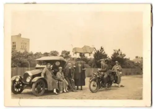 Fotografie Auto und Motorrad bei einer Ausflugsfahrt