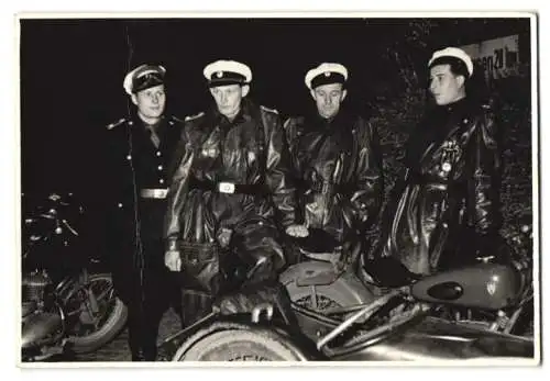 Fotografie Motorrad DKW, Polizisten einer Motorrad-Polizei-Einheit in Uniform