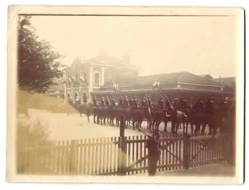 Fotografie unbekannter Fotograf, Ansicht Bourg-en-Bresse, Militär-Parade am Bahnhof