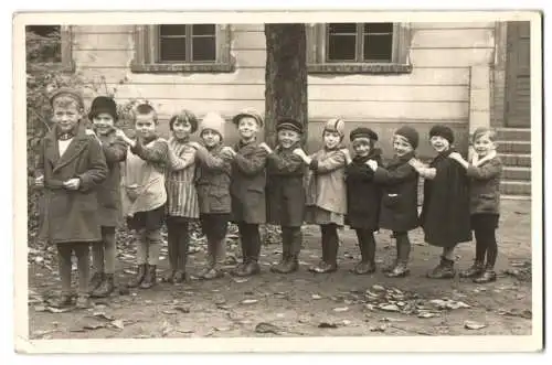 Fotografie Kinder aufgereiht wie die Orpelpfeifen bei einer Polonese