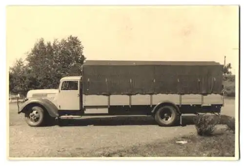 Fotografie Lastwagen, LKW-Pritsche auf einem Rastplatz