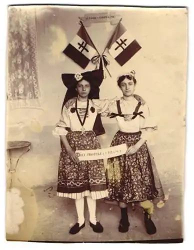 Fotografie französische Trachtenmädchen aus Elsass-Lothringen