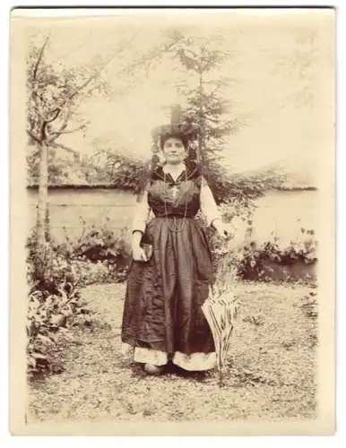 Fotografie Frankreich Region Bourg-en-Bresse, Dame in Tracht mit Schirm