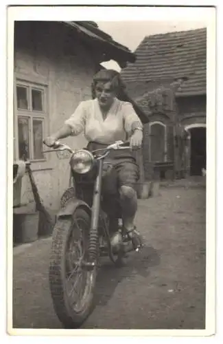 Fotografie Motorrad, hübsche Frau auf Krad sitzend