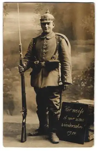 Fotografie 1.WK, Kriegsausmarsch 1914, Soldat mit Gewehr, Bajonett & Pickelhaubenüberzug Rgt. 10