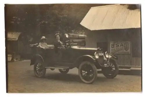 Fotografie Auto Willys Overland, Cabriolet vor Fahrrad-Reklameschild B.S.A. Bicycle