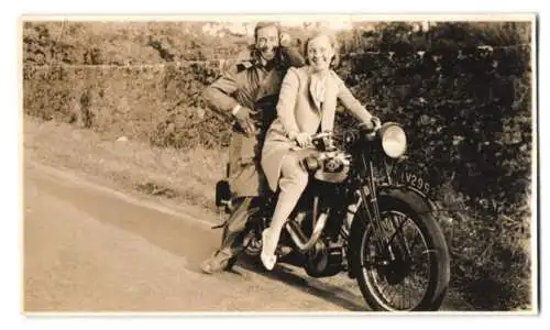 Fotografie Motorrad Levis, glückliches Paar auf Krad sitzend