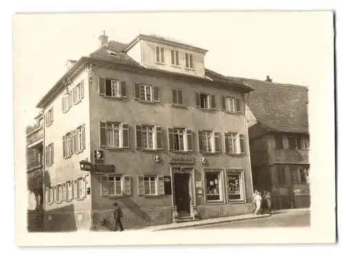 Fotografie unbekannter Fotograf, Ansicht Untertürkheim, Apotheke im Eckhaus