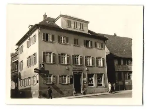 Fotografie unbekannter Fotograf, Ansicht Untertürkheim, Strasseneck mit Geschäfts - und Wohnhaus, Apotheke