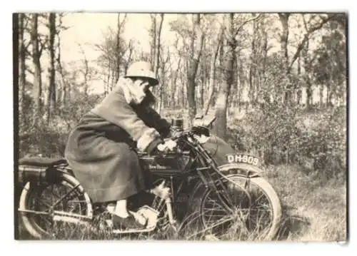 Fotografie Motorrad New Hudson, Dame mit Mantel & Hut auf Krad sitzend