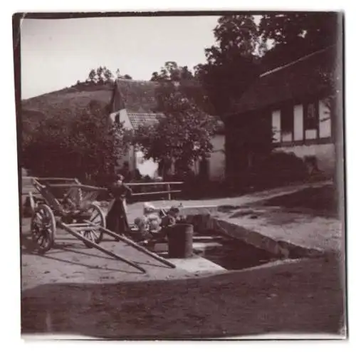 Fotografie unbekannter Fotograf, Ansicht Eschbach / Elsass, Frauen waschen Wäsche am Bach