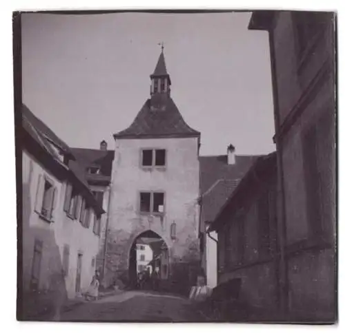 Fotografie unbekannter Fotograf, Ansicht Weyer / Elsass, Gasse mit Stadttor
