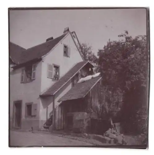 Fotografie unbekannter Fotograf, Ansicht Weyer / Elsass, Bauernhaus mit kleiner Scheune