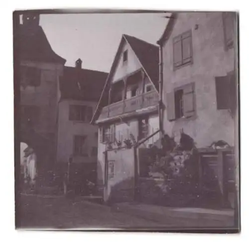 Fotografie unbekannter Fotograf, Ansicht Weyer / Elsass, Wohnhäuser im Ortskern