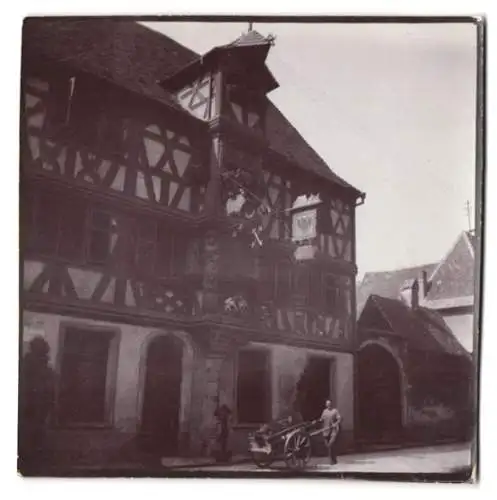 Fotografie unbekannter Fotograf, Ansicht Turckheim / Elsass, Fachwerkhaus / Gasthaus mit Aushängeschild