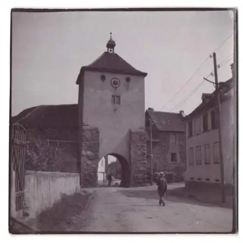 Fotografie unbekannter Fotograf, Ansicht Turckheim / Elsass, Stadttor mit Uhrenturm