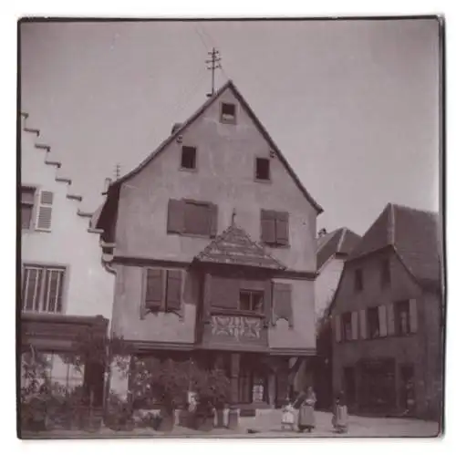 Fotografie unbekannter Fotograf, Ansicht Turckheim / Elsass, Haus mit Erker