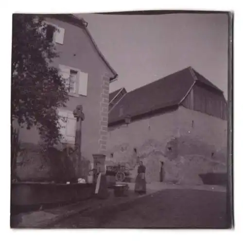 Fotografie unbekannter Fotograf, Ansicht Weyer / Elsass, Frauen holen Wasser am Brunnen