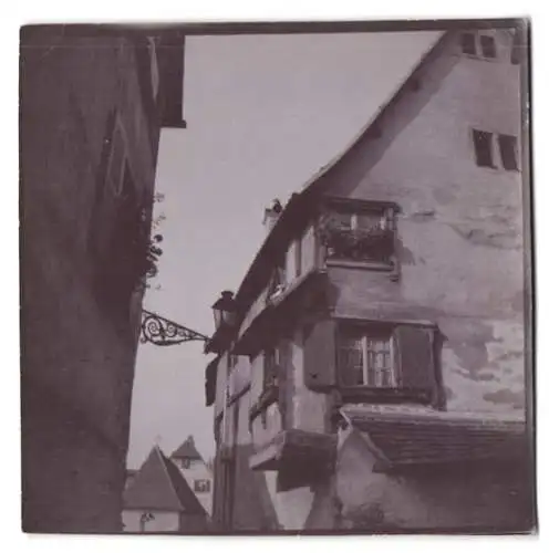 Fotografie unbekannter Fotograf, Ansicht Weyer / Elsass, Gebäudeansicht mit Strassenlaterne