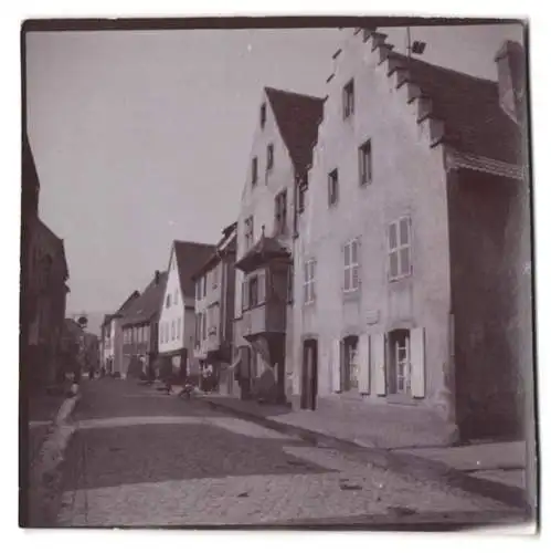 Fotografie unbekannter Fotograf, Ansicht Turckheim / Elsass, Strassenansicht mit Ladengeschäften