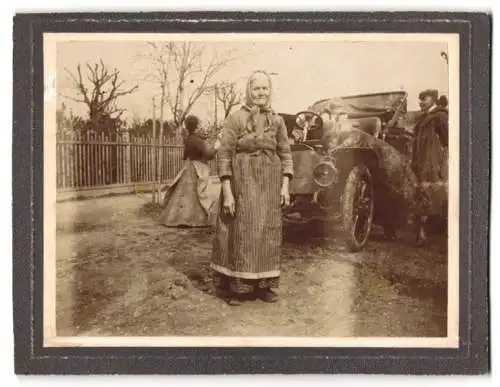 Fotografie Auto-Panne, Mann wirft einen genauen Blick unter die Motorhaube