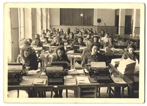 Fotografie Gross-Büro, Sekretärinnen an ihrem Arbeitsplatz mit Schreibmaschine SN & Continental, Typewriter